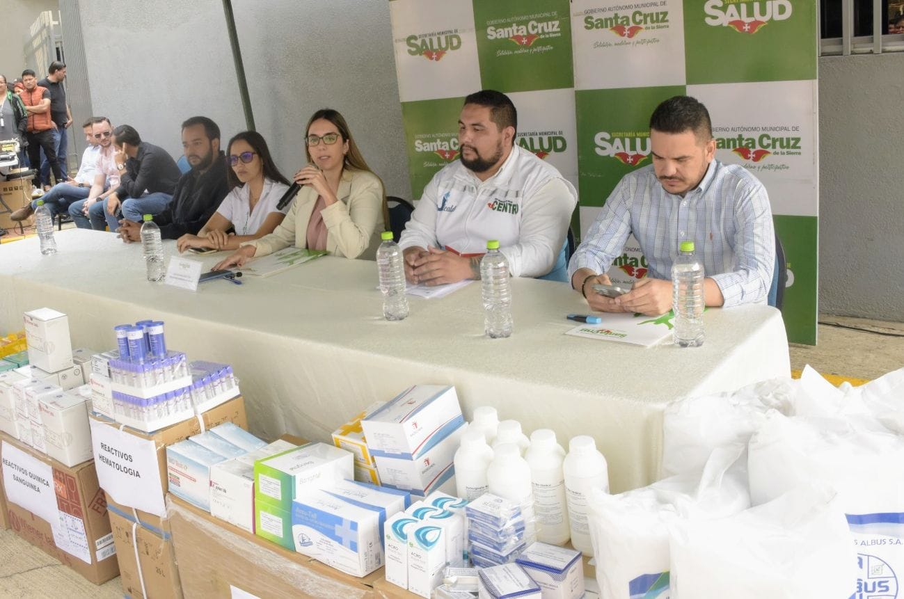Alcaldía cruceña refuerza centros de salud con entrega de medicamentos, insumos y reactivos